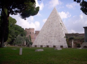 Pyramide Cestia ou Cestius à Rome