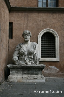 Madame Lucrezia  statue parlante