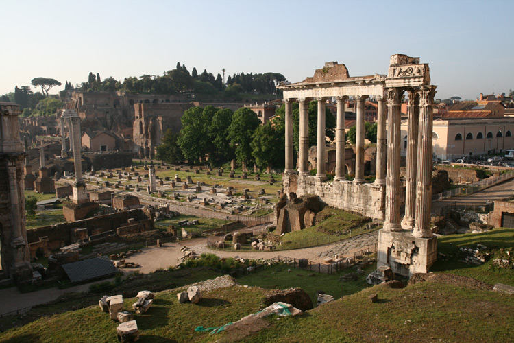 Le temple de Saturne dans le forum romain