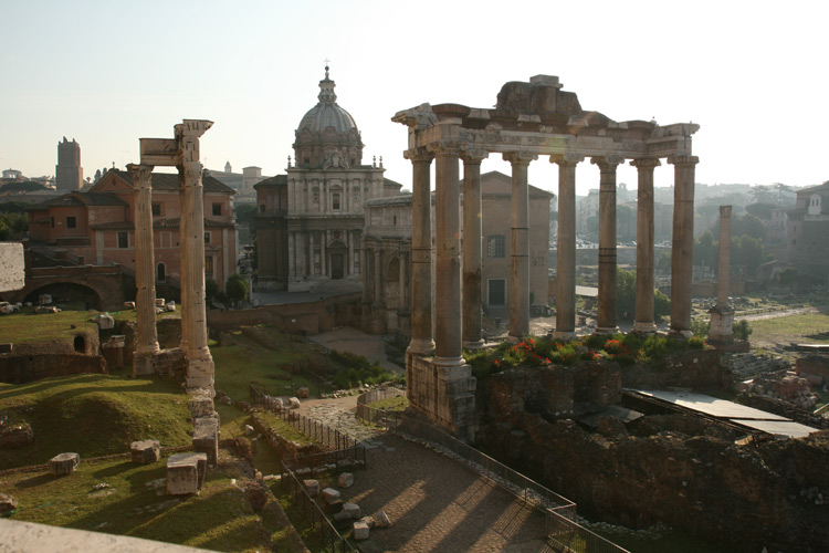 Le temple de Saturne dans le forum romain